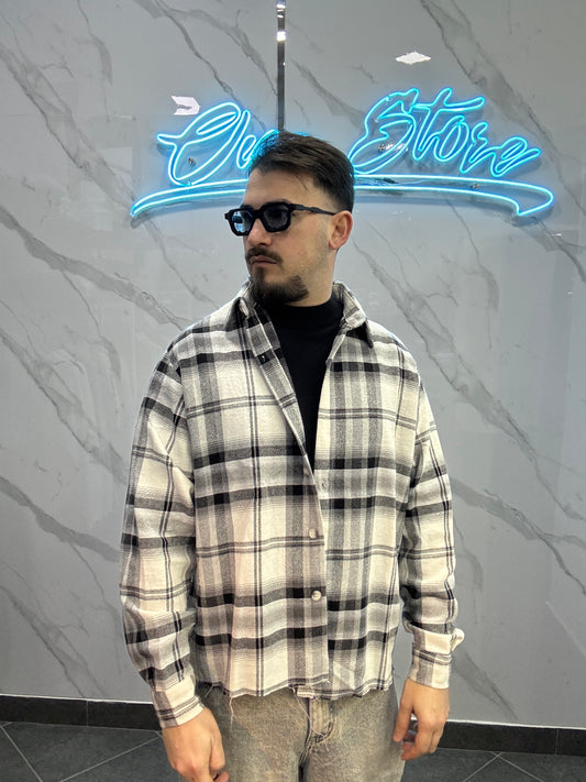 Camicia over sfrangiata nera