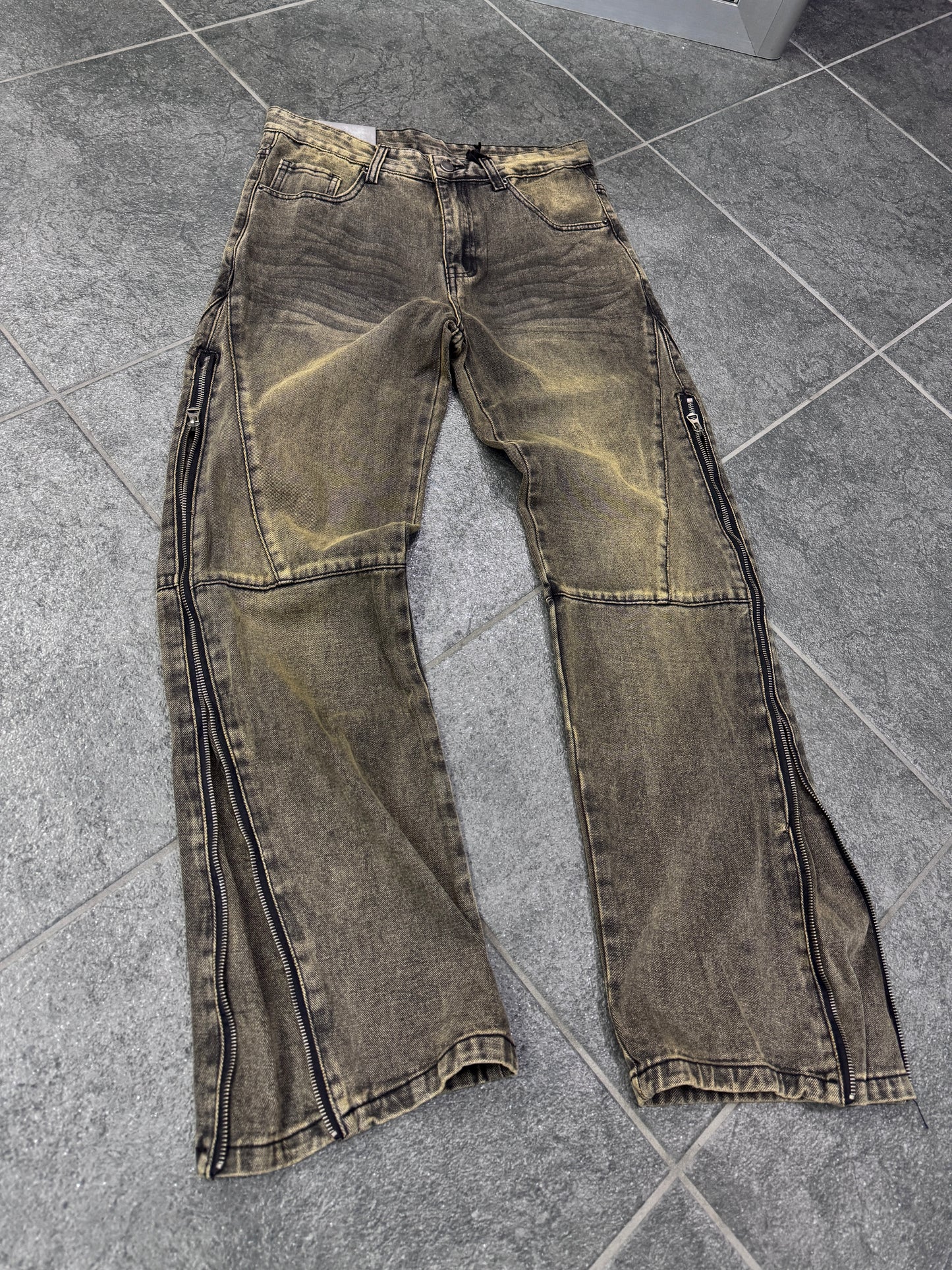 Flared total zip moro